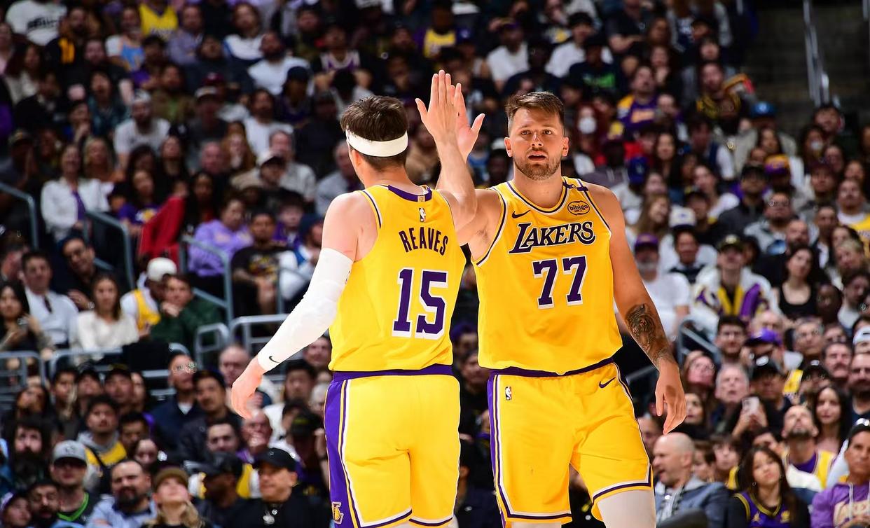  萨拉赫回归赛场，爆冷首场状态亮眼，湖人观众沸腾！