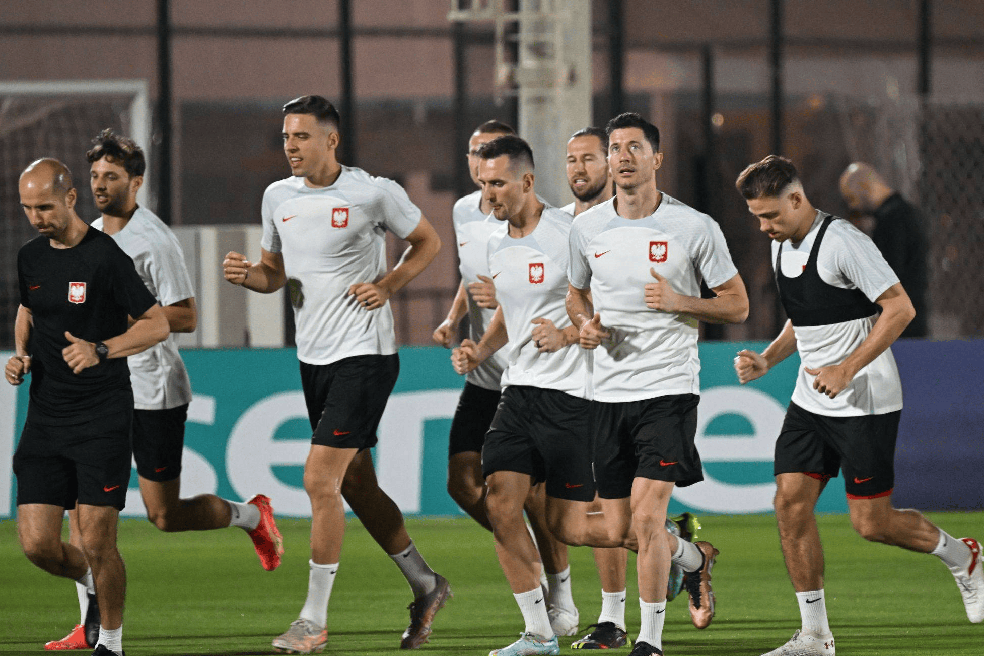  莱万多夫斯基赛事官方发布出色防守新规，法国队争议不断！